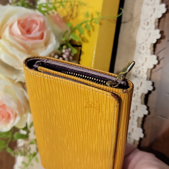 Authentic Louis Vuitton Epi yellow compact wallet - Picture 5 of 9